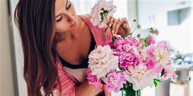 Čím uděláte radost snad každé ženě? Přece květinou! Darujte květiny podle znamení horoskopu.