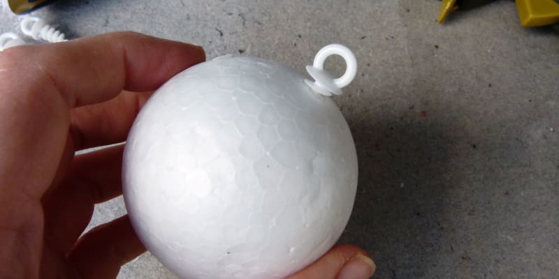 Sněhové koule, které na stromečku vydrží: Do každé polystyrenové koule zašroubujte očko z umělé hmoty. 