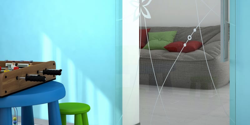 Pokud chcete mít přehled o tom, co vaše dítě v pokoji provádí, můžete zvolit sklo s úpravou pískování. 