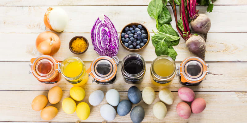 Většinu ingrediencí na přírodní barviva najdete doma v lednici nebo ve spíži.