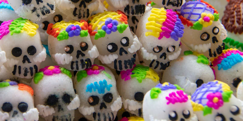 Před Dnem mrtvých vyrábějí Mexičani lebky z cukru, které bohatě zdobí třpytkami nebo blyštivým papírem.
