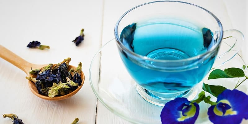 Modrý čaj má sedativní účinky, dokáže uklidnit, zlepšuje náladu, odstraňuje únavu a napětí, pomáhá s nespavostí i bolestí hlavy. 