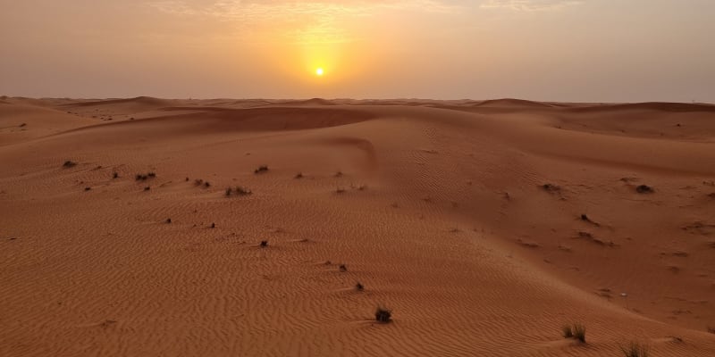 Mezi oblíbené atrakce pro turisty patří poušť, která je hned za hranicemi města.