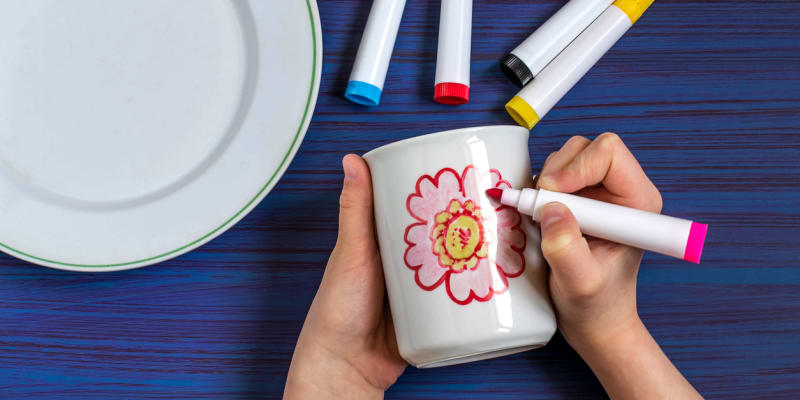 Ručně malovaný porcelán: Vezměte světlejší barvu a vybarvěte obrázek, v našem případě kytičku.