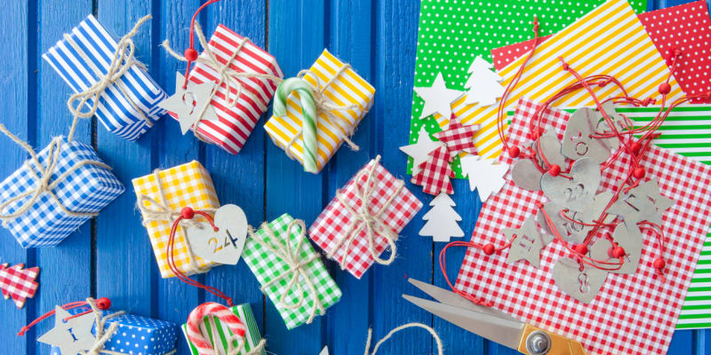 Adventní kalendář: Udělejte si adventní dárečky. Připravte si 24 krabiček, ideálně velikosti od zápalek, krásně je zabalte do pestrých papírů a nazdobte jako opravdové dárky.