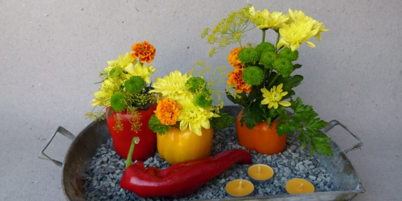 Vytvořte si na stůl dekoraci z chryzantém a paprik  5