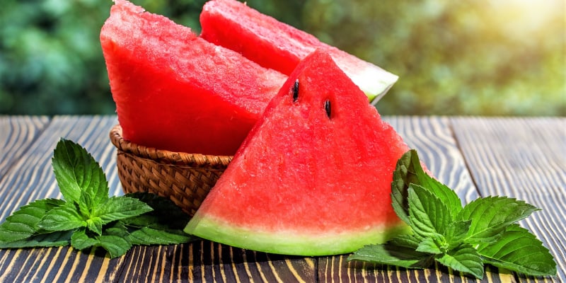 Vodní meloun(Citrullus lanatus) obsahuje až 92 % vody a dále vitamin C, beta karoten, kyselinu listovou, vlákninu, z minerálních látek železo, mangan, draslík, vápník, hořčík a zinek. Je chutný, výživný, má málo kalorií, skvěle hydratuje a detoxikuje.