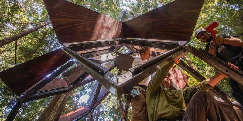 Navrhl ho designér Dustin Feider, který má na kontě už přes čtyřicet stromových domků. The Pinecone Treehouse