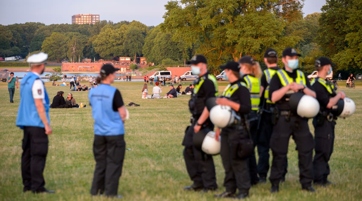 Policie zasahuje v Hamburském městském parku, kde mělo dojít v září 2020 k hromadnému znásilnění patnáctileté dívky. (Ilustrační snímek)