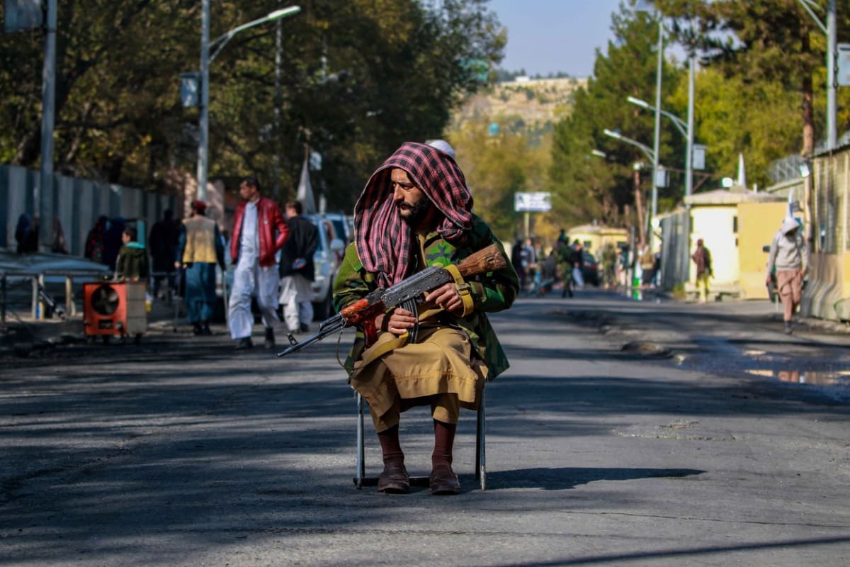 Hlídka Tálibánu v Kábulu. Radikálové převzali kontrolu nad zemí koncem srpna.