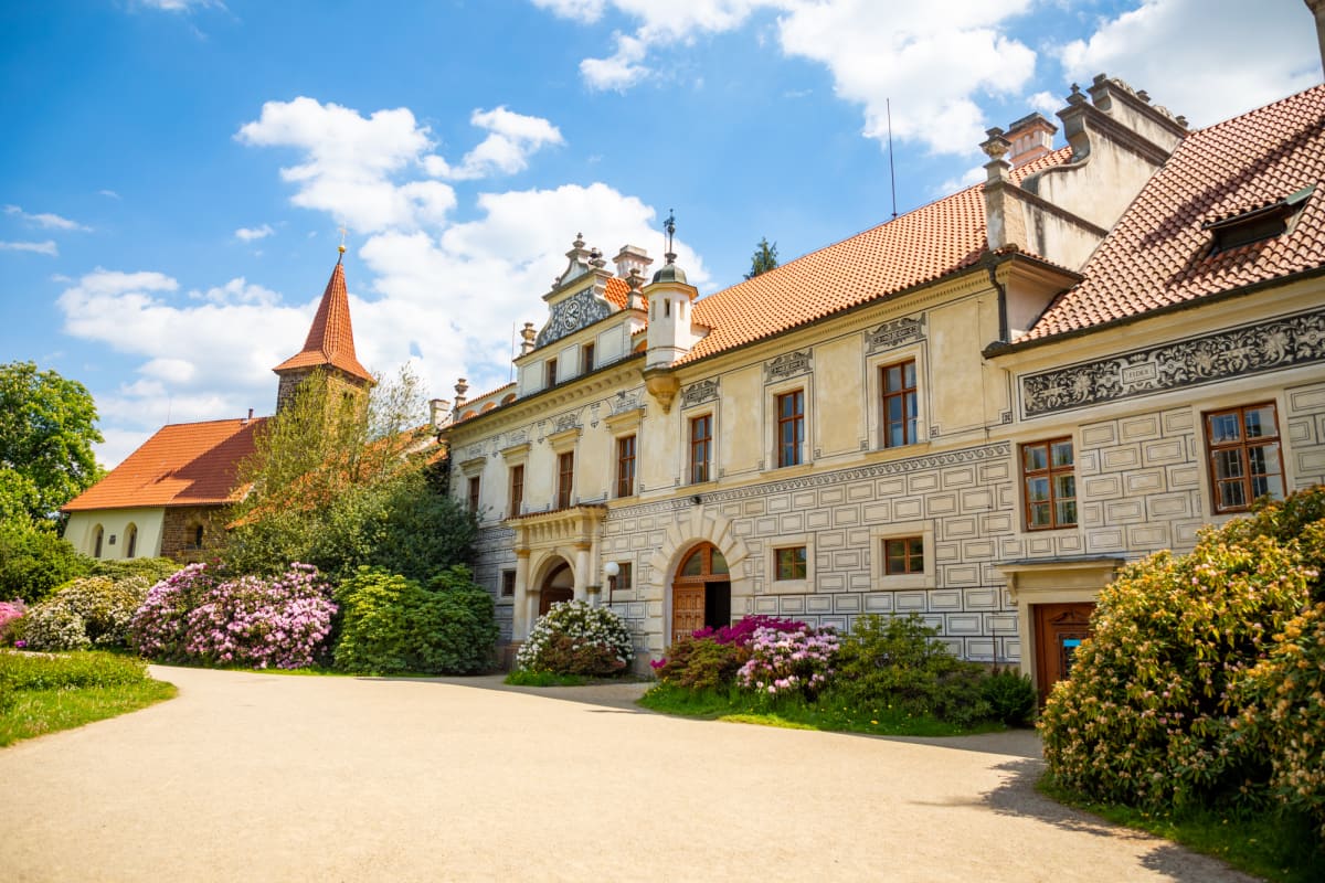 Krásná fasáda zámku v Průhonickém parku