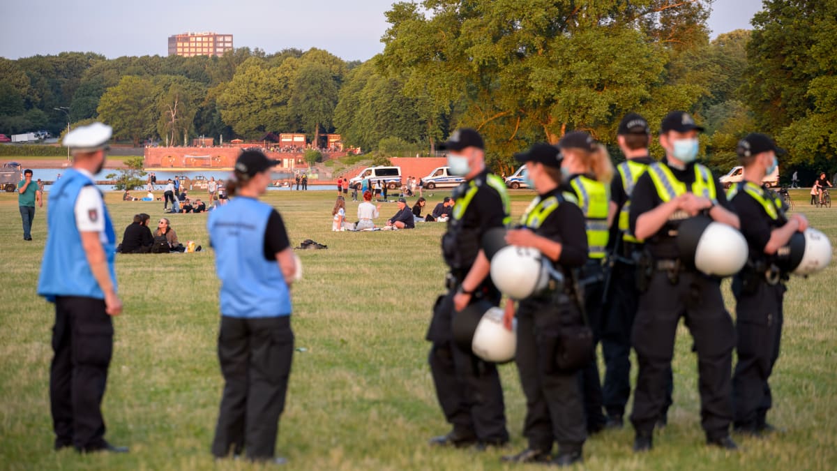 Policie zasahuje v Hamburském městském parku, kde mělo dojít v září 2020 k hromadnému znásilnění patnáctileté dívky. (Ilustrační snímek)