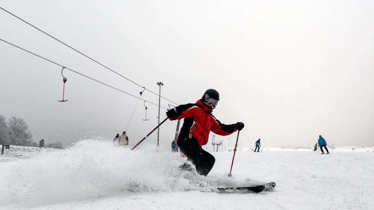 Lyžaři se už na letošní sezonu těší. Co budou skiareály vyžadovat?
