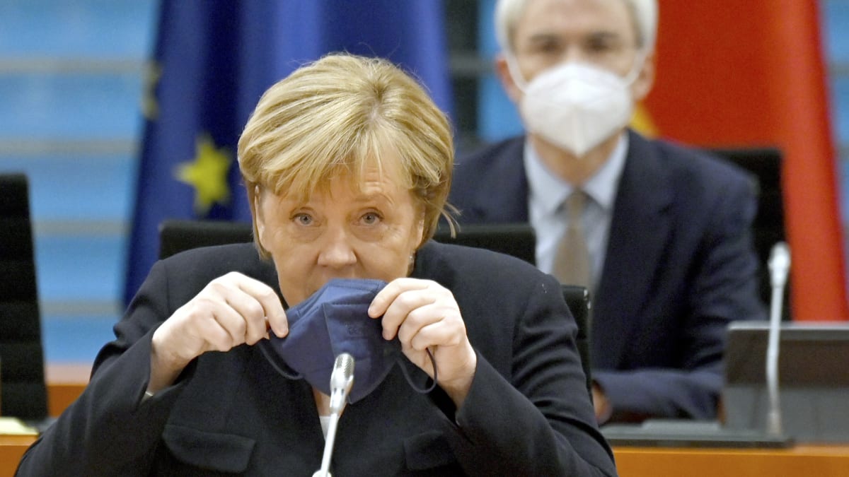 Německá kancléřka Angela Merkelová si nasazuje respirátor při zasedání spolkové vlády v Berlíně 3. listopadu 2021.