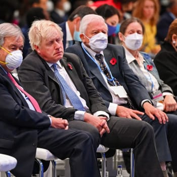 Fanoušci moderátora a přírodovědce Davida Attenborougha vyjádřili své rozhořčení poté, co byl premiér Johnson vedle něj vyfotografován bez roušky.