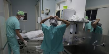 Během plastické operace prsou v Praze zemřela mladá žena. Případem se zabývá policie