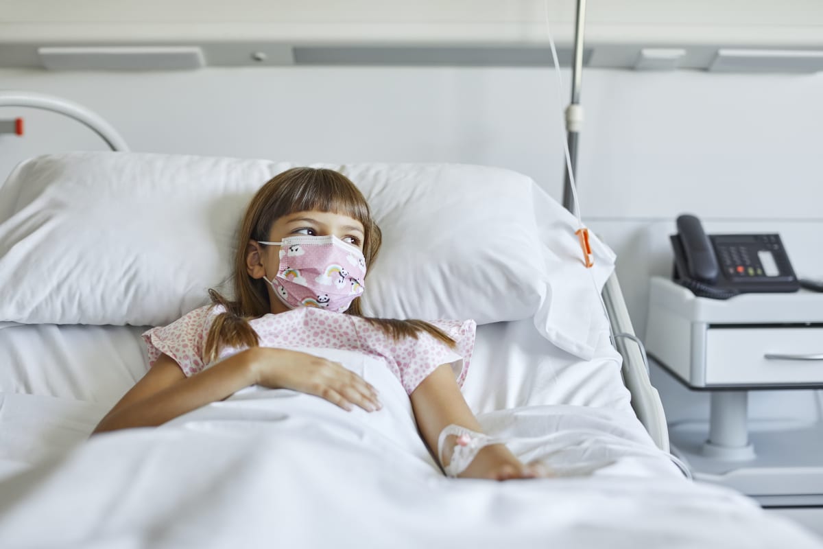 Koronavirus se ve velkém šíří mezi dětmi, některé končí v nemocnici (ilustrační foto).