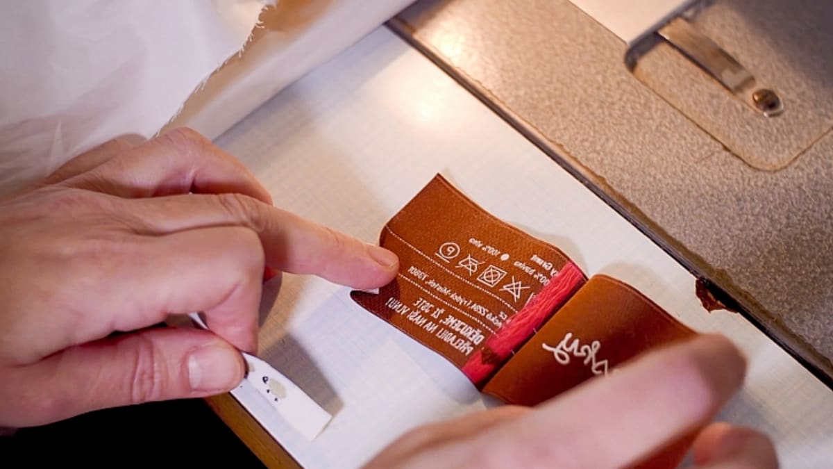 Poslední tečkou při výrobě přikrývky je všití textilní etikety