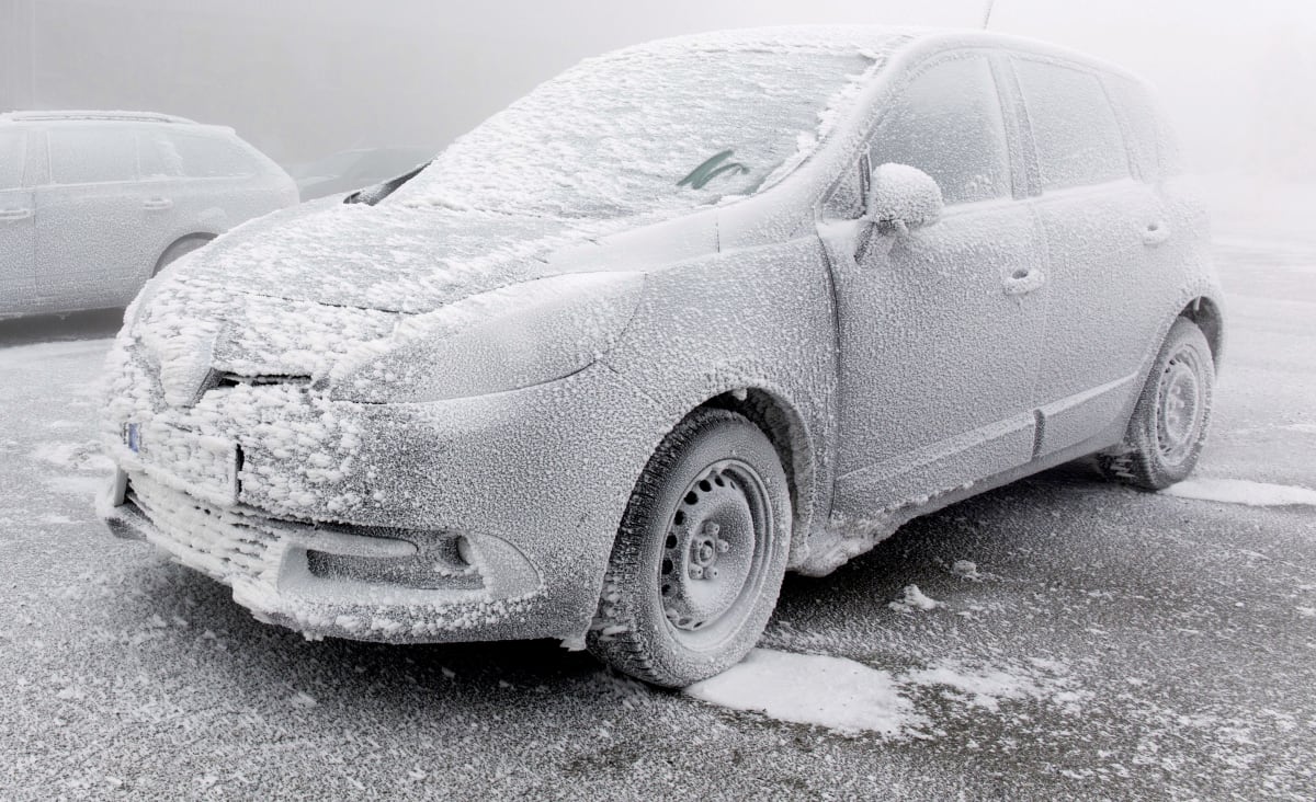 I takto omrzlý automobil relativně snadno odmrazíte pomocí vlažné vody.
