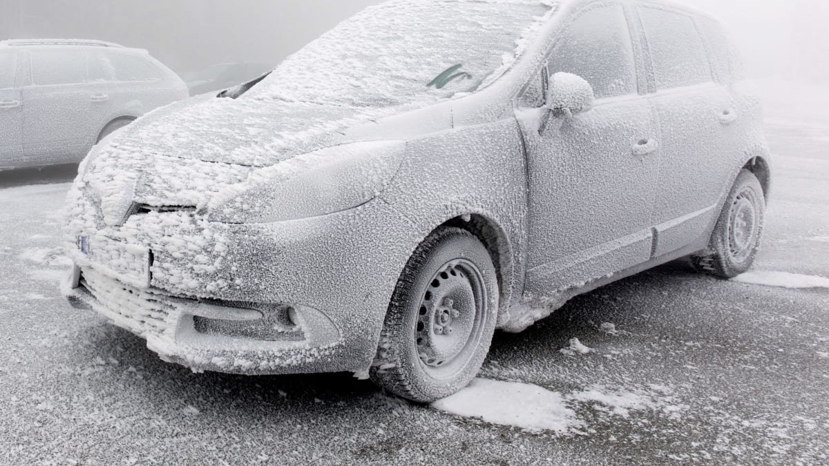 I takto omrzlý automobil relativně snadno odmrazíte pomocí vlažné vody.