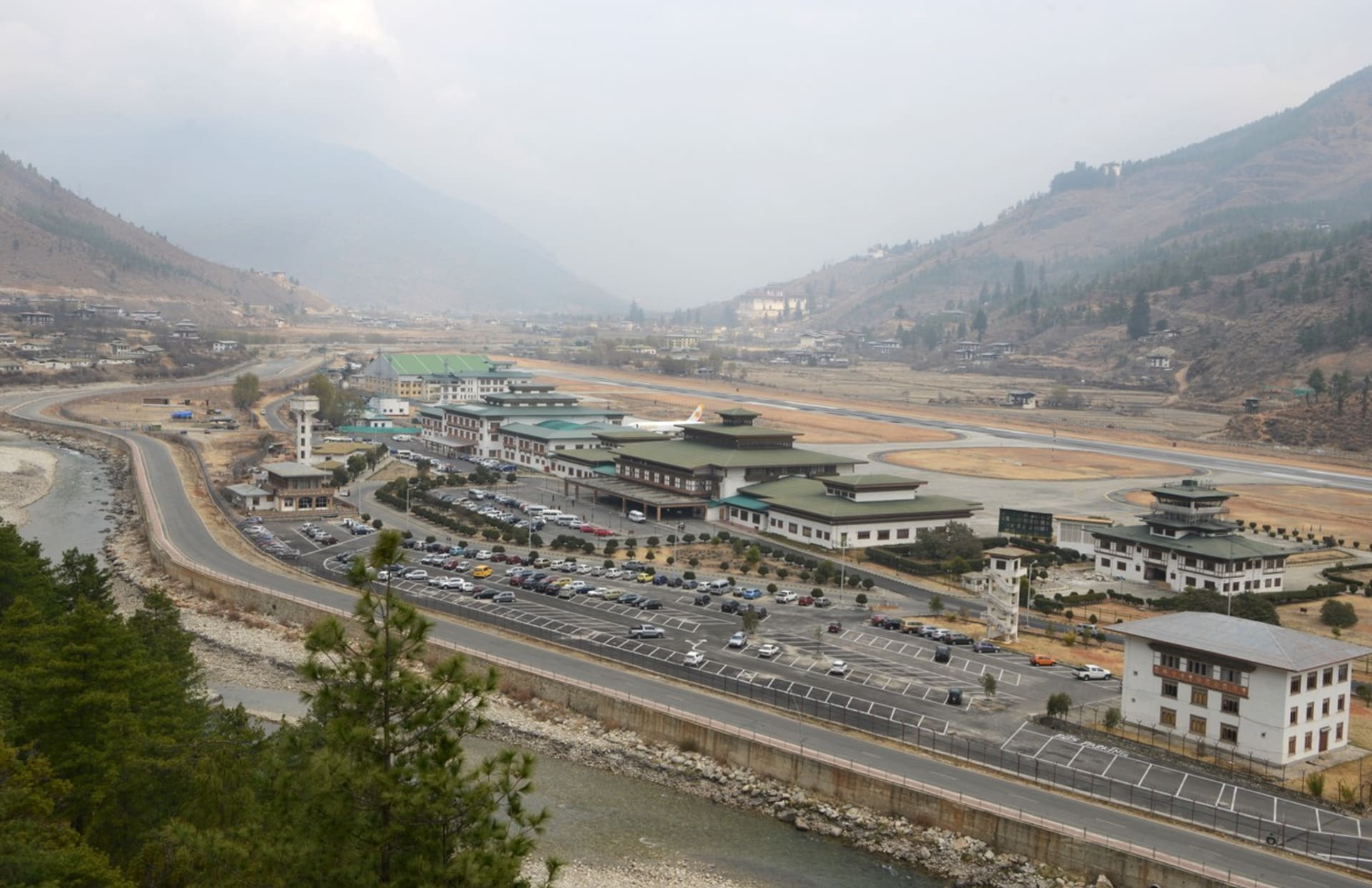 Piloti na letiště v Bhútánu mohou přistávat jen ve dne.