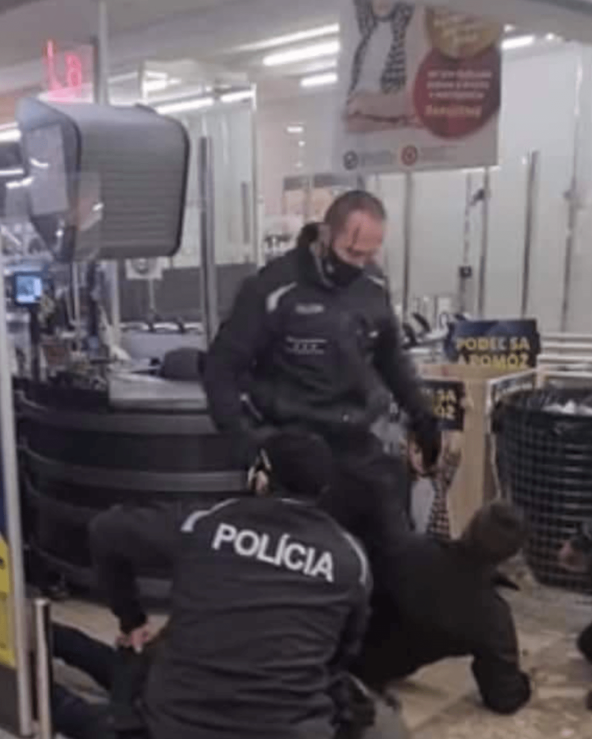 Slovenská policie musela v minulých dnech zasahovat na mnoha místech proti odmítačům vládních nařízení. 