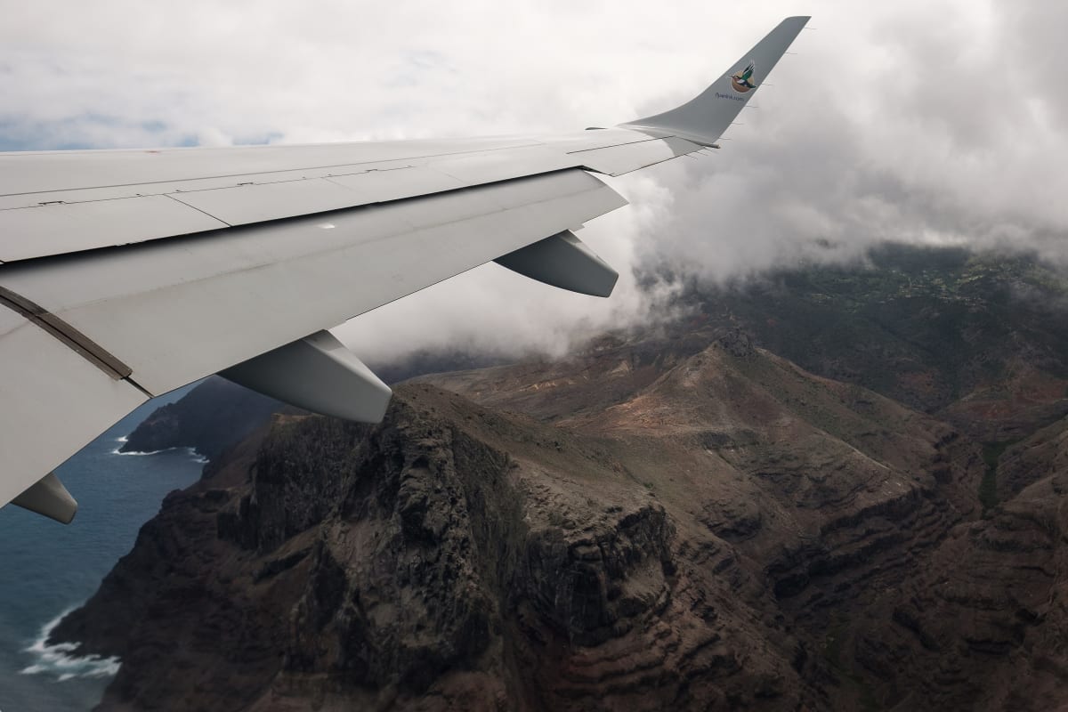Letoun se chystá na přistání na letišti na ostrově Svatá Helena.