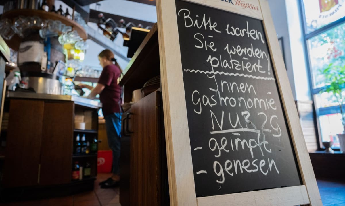 Do vnitřních prostor restaurací a hospod se od pondělí neočkovaní v Sasku neostanou