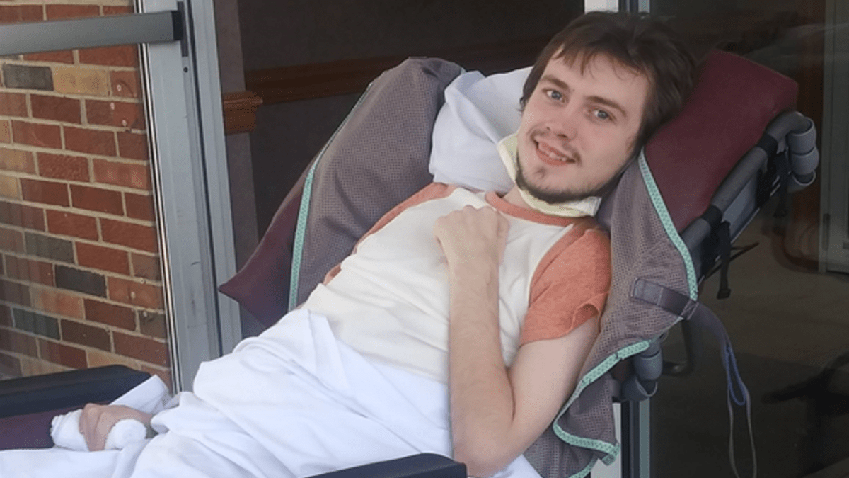 Ochrnutý Seth Fletcher, který je odkázán na invalidní vozík