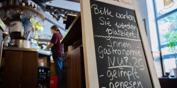 Tvrdé restrikce pro neočkované v sousedním Sasku. Mají zákaz do hospod i na sportovní akce