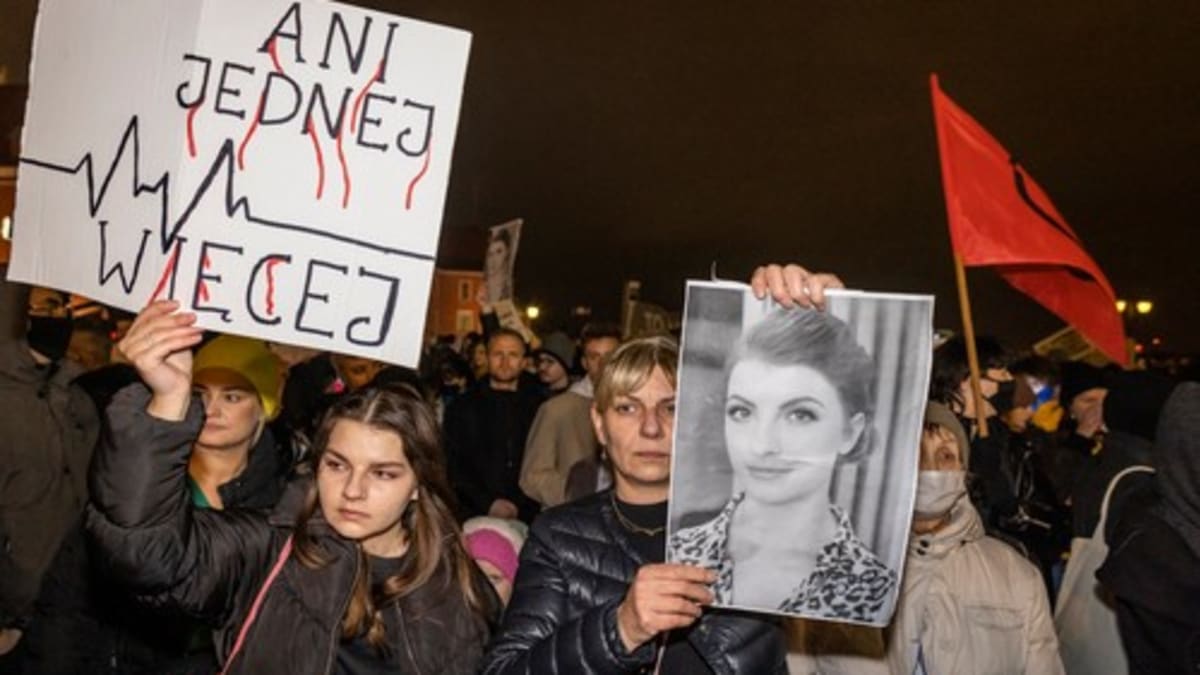 Smrt kadeřnice Izabely vyvolala v Polsku další vlnu protestů proti zákazu potratů. 