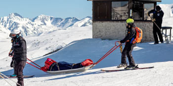Vážné zranění české lyžařky v Alpách. Srazila ji neznámá snowboardistka, která pak ujela