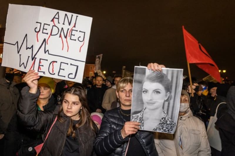 Smrt těhotné Izabely vyvolala v Polsku další vlnu protestů proti zákazu potratů.
