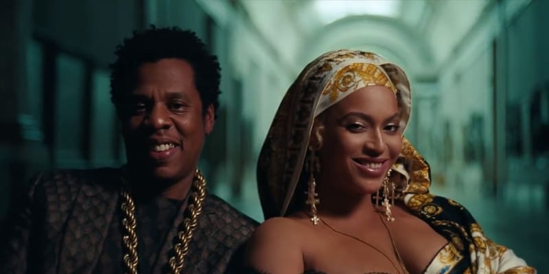 Jay-Z se svou ženou Beyoncé při natáčení videoklipu v Louvru