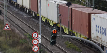 Kuriózní nehoda ve Švédsku: Vykolejily desítky vagonů nákladního vlaku se železnou rudou