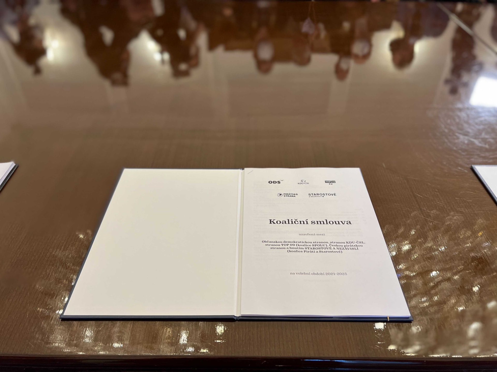 Budoucí vláda v pondělí podepsala koaliční smlouvu.