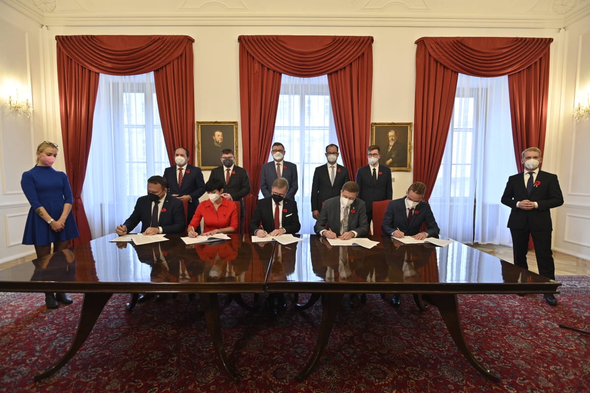 Lídři pěti stran (ODS, TOP 09, KDU-ČSL, Piráti a STAN) podepsali koaliční smlouvu.