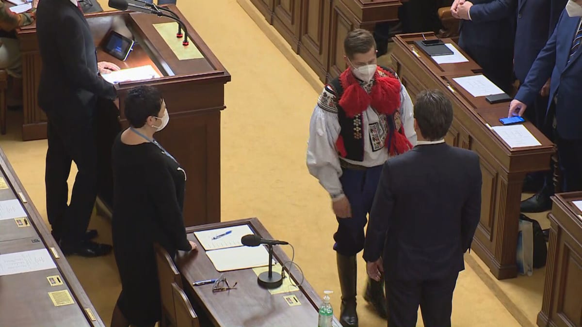 Poslanec Jiří Horák dorazil do Sněmovny v kroji.