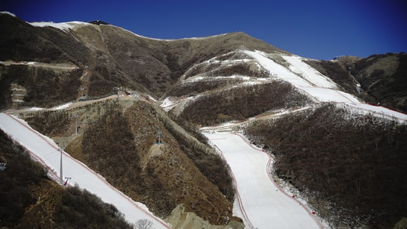 Před olympijskými hrami v Pekingu rostou obavy z ekologických dopadů výroby umělého sněhu.
