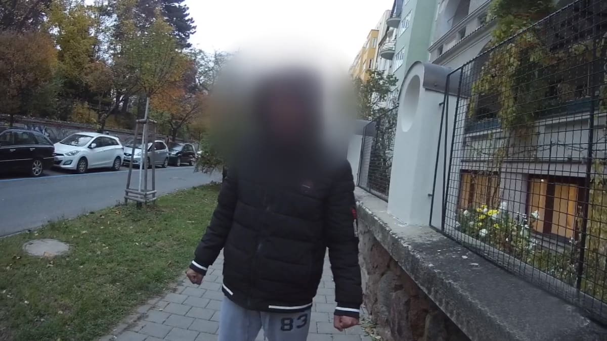 Muž se ukájel na ulici v Brně