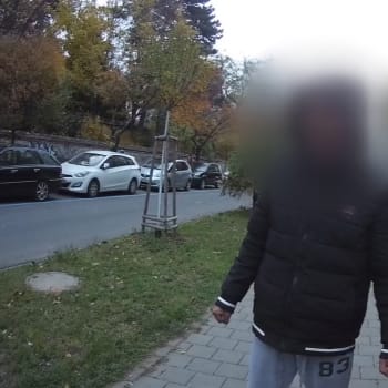 Muž se ukájel na ulici v Brně