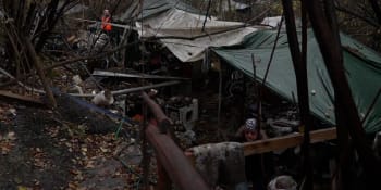 Padací brány, nastražené pasti i drogy: V Ostravě začala likvidace bezdomoveckého ghetta