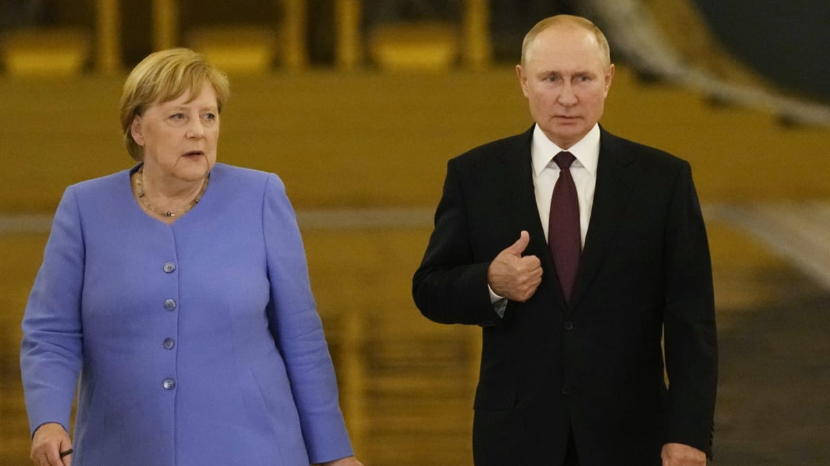Merkelová požádala Putina, aby zakročil v otázce krize na hranici Polska a Běloruska.