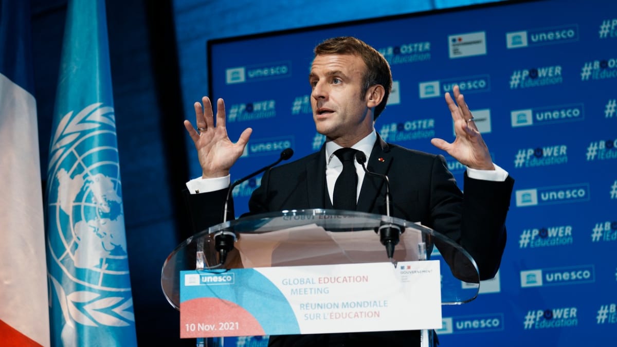 Francouzský prezident Emmanuel Macron nařídil seniorům nad 65 let třetí dávku očkování.