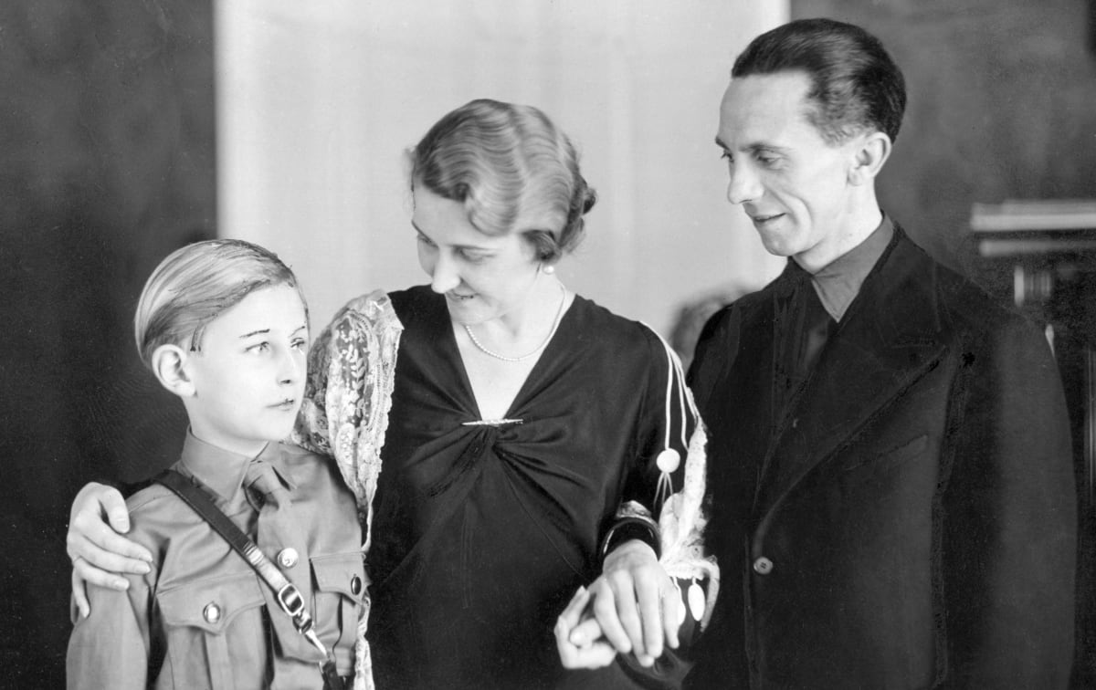 Magda se svým synem z prvního manželství Haraldem. Na snímku je i nevlastní otec Goebbels.