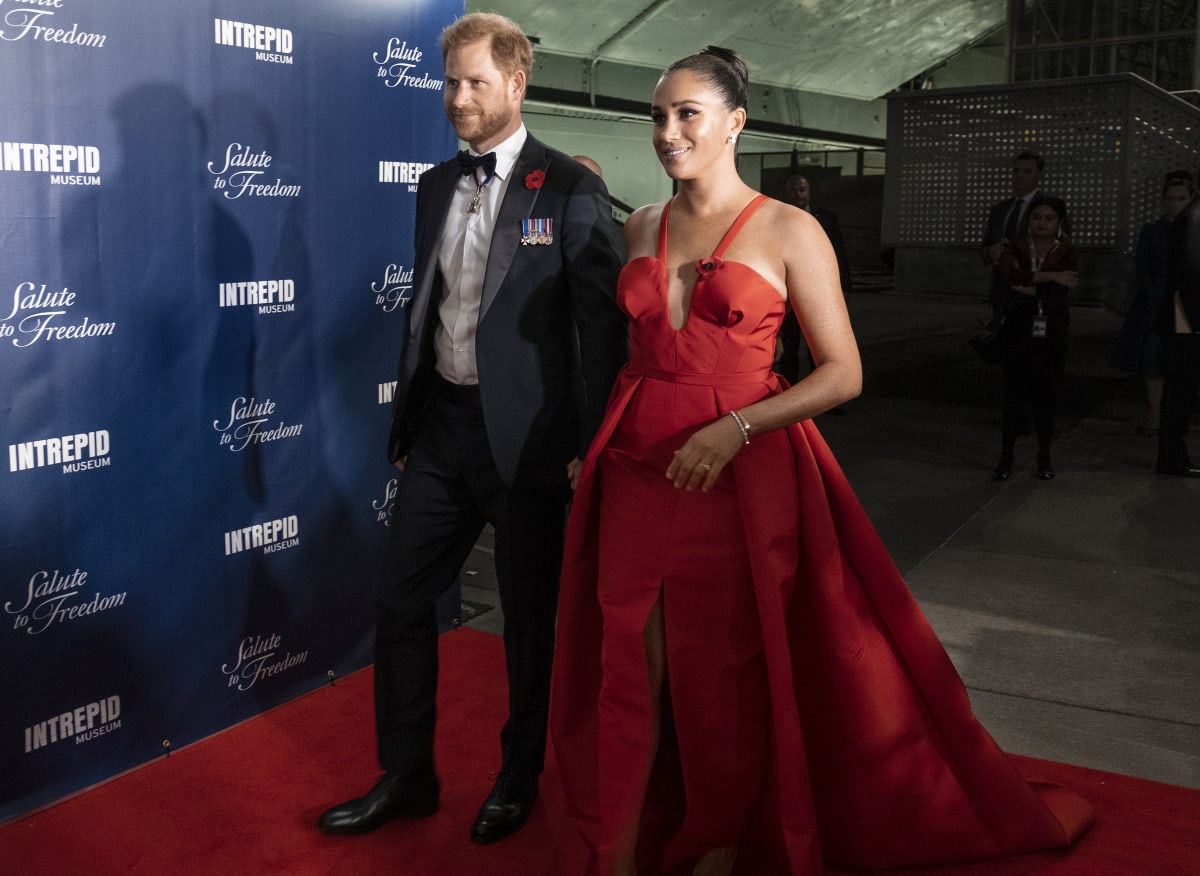 Manželka prince Harryho veřejnost oslnila vyzývavými rudými šaty. 