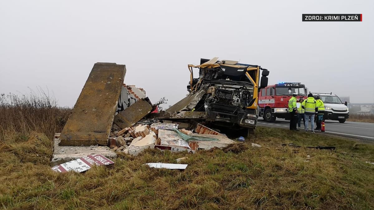 Na Plzeňsku došlo k tragické autonehodě. Řidič nákladního auta najel do autobusové zastávky a smetl muže, který čekal na odvoz. I přes snahu záchranářů zemřel.