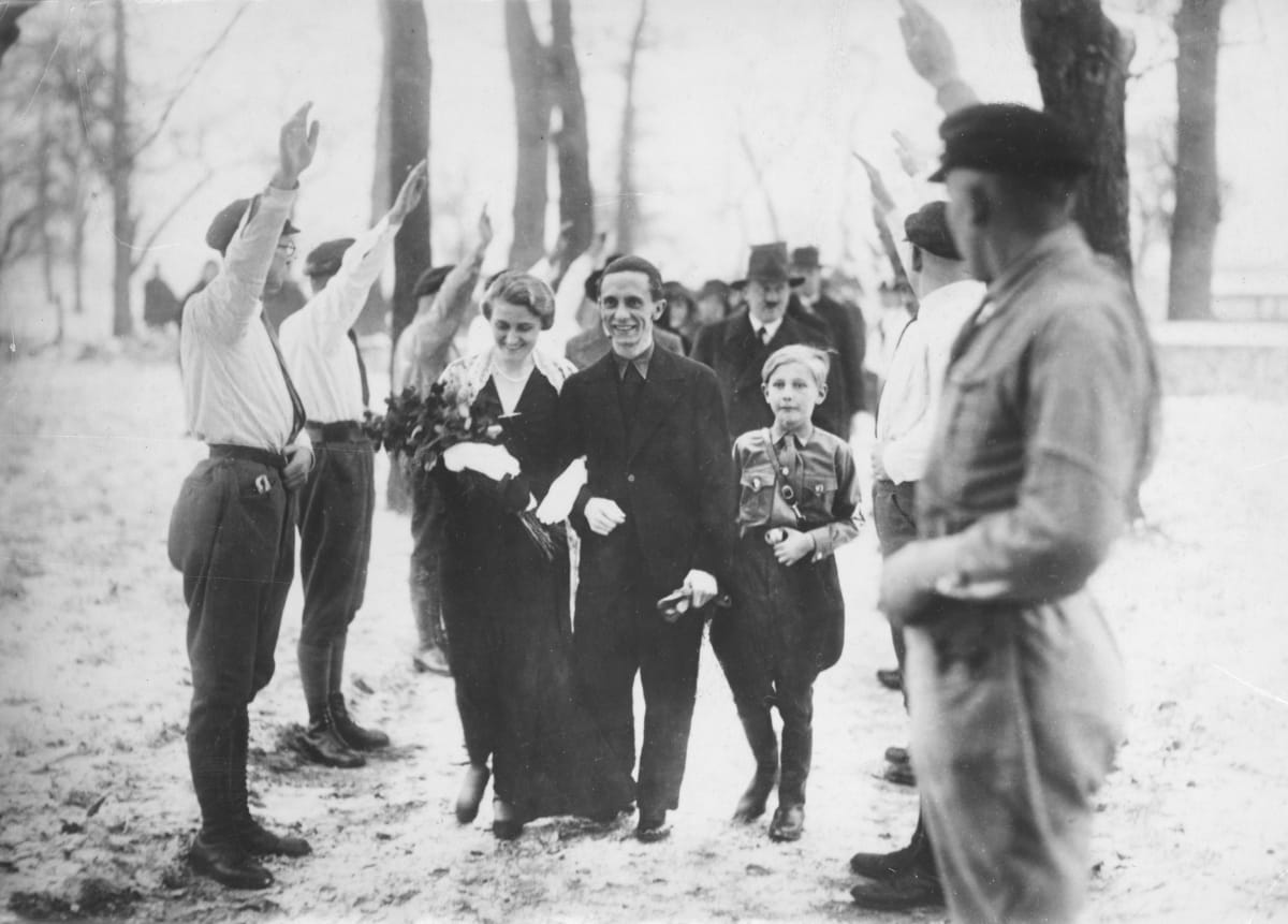 Na svatbě byli novomanželé Goebbelsovi v černém. Za svědka šel Adolf Hitler.
