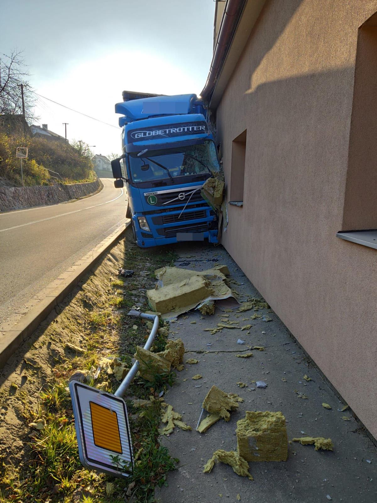 Řidič kamionu za neznámých okolností vyjel ze silnice a naboural do rodinného domu.