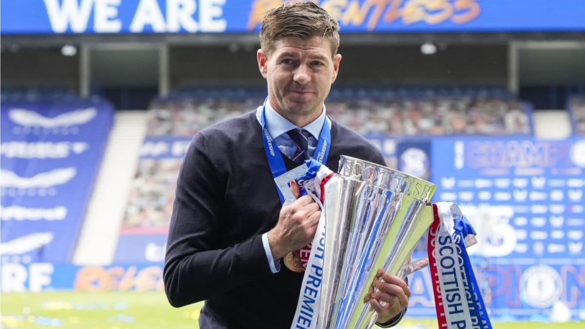 Steven Gerrard naštval svým odchodem do Aston Villy mnoho fanoušků Rangers.